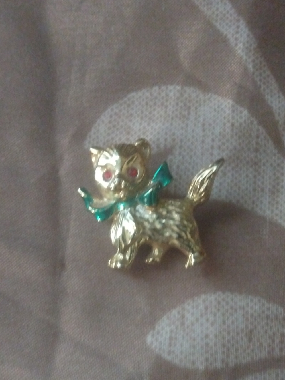 Gold Tone Cat Brooch with Green Bow - Christmas Vintage 1950
